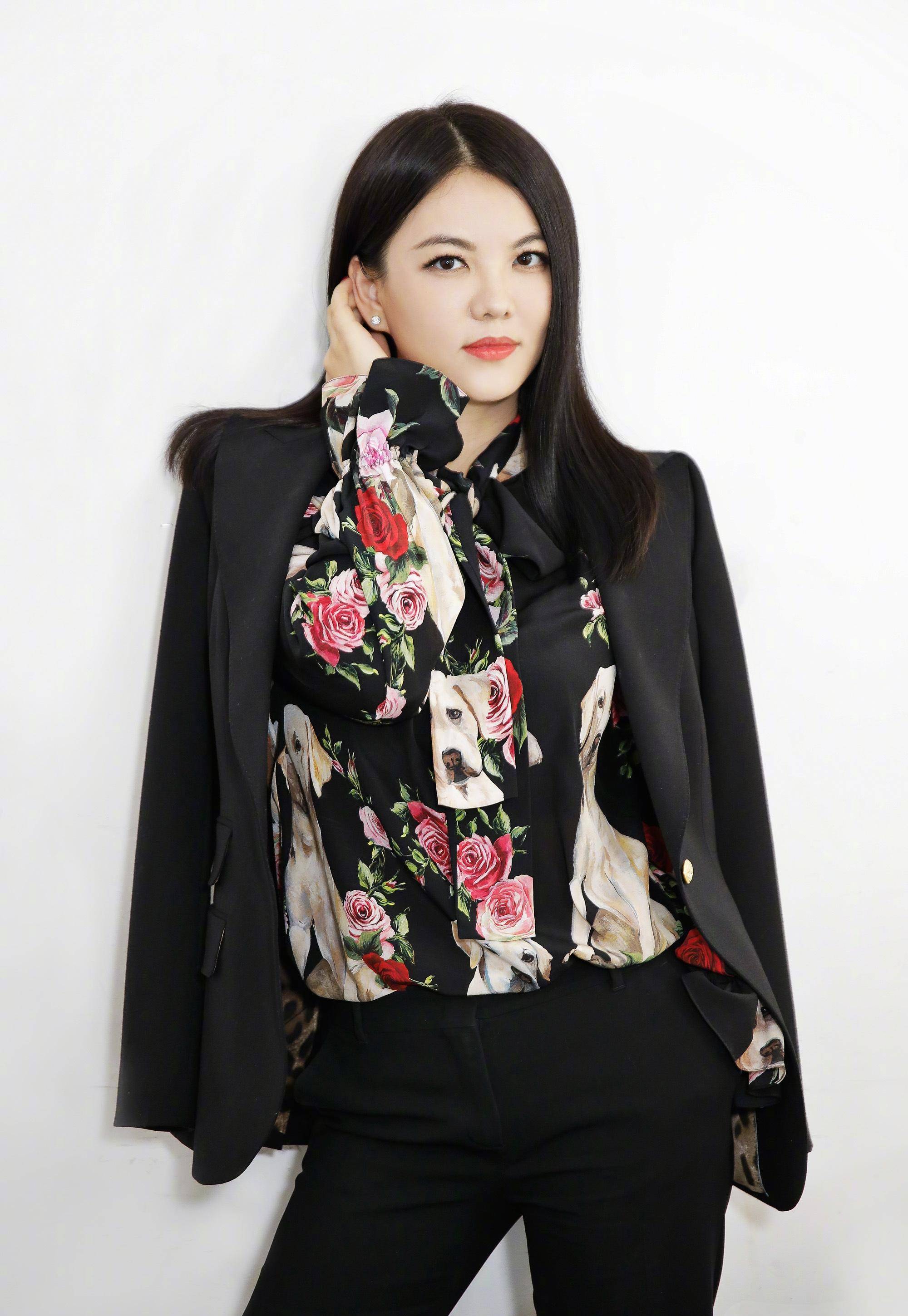 李湘真是"人间水蜜桃",这么时尚还敢穿紧身长裙,绷不住肉感_裙子_红色