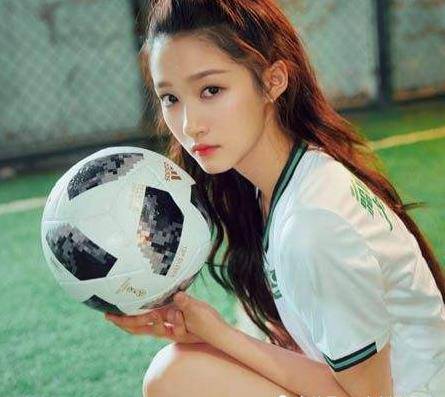 终于等到关晓彤挑战"jk制服",当她下蹲的那刻,女生酸到不行_梁爽_个子