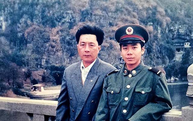 98年,中将抗洪现场偶遇儿子,批评到:我脱了三层皮