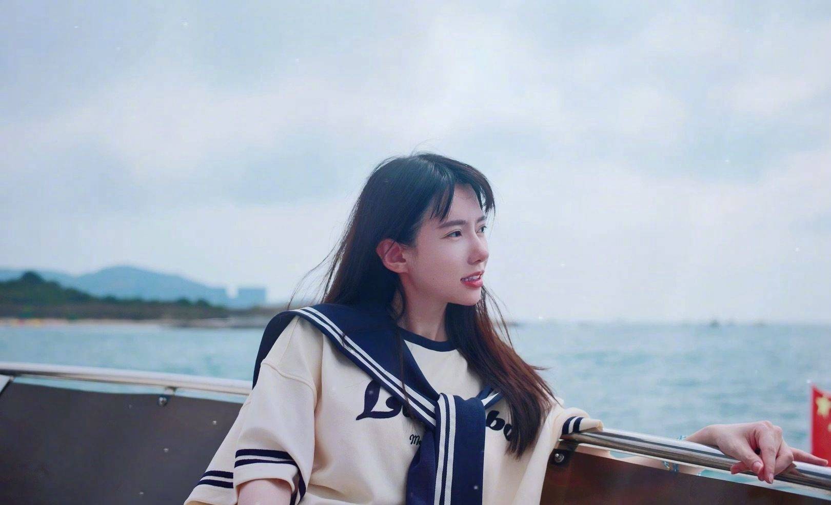 刘萌萌白色运动装海边优雅写真_气质_身材_长相