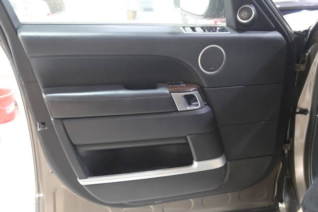 路虎揽胜中控门板包覆红黑双拼超纤皮料 车顶包覆翻毛皮_搜狐汽车_搜