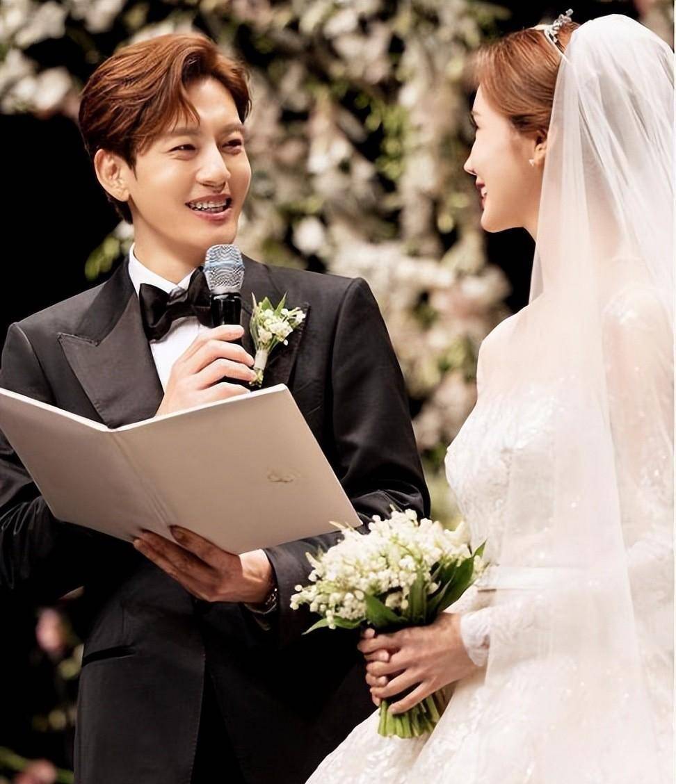 与se7en结婚的李多海公开了婚纱照"大家的祝福我很感激很幸福"_照片