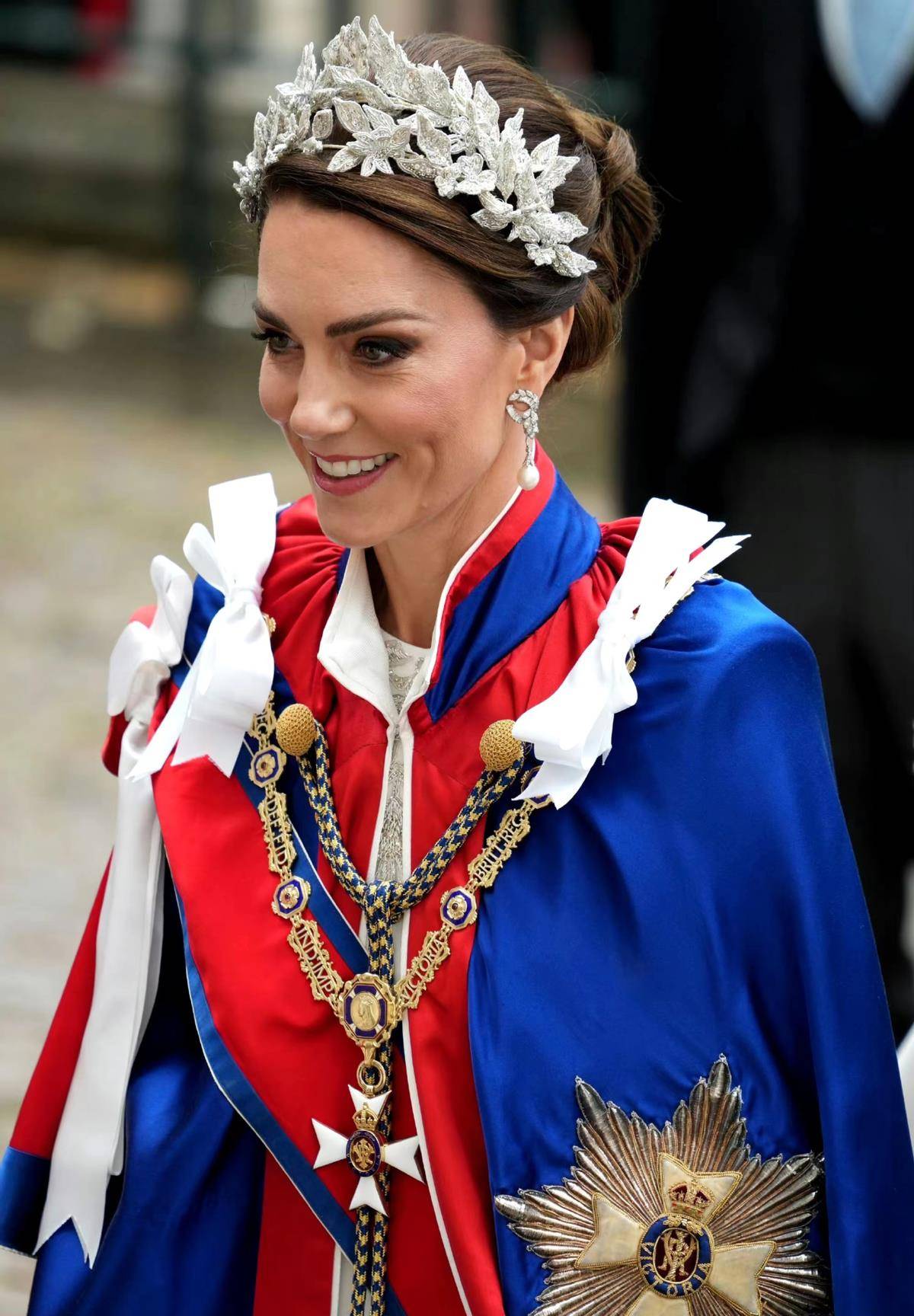 8岁夏洛特头戴花冠,像极了女王,在查尔斯加冕典礼上被挤在角落_卡米拉