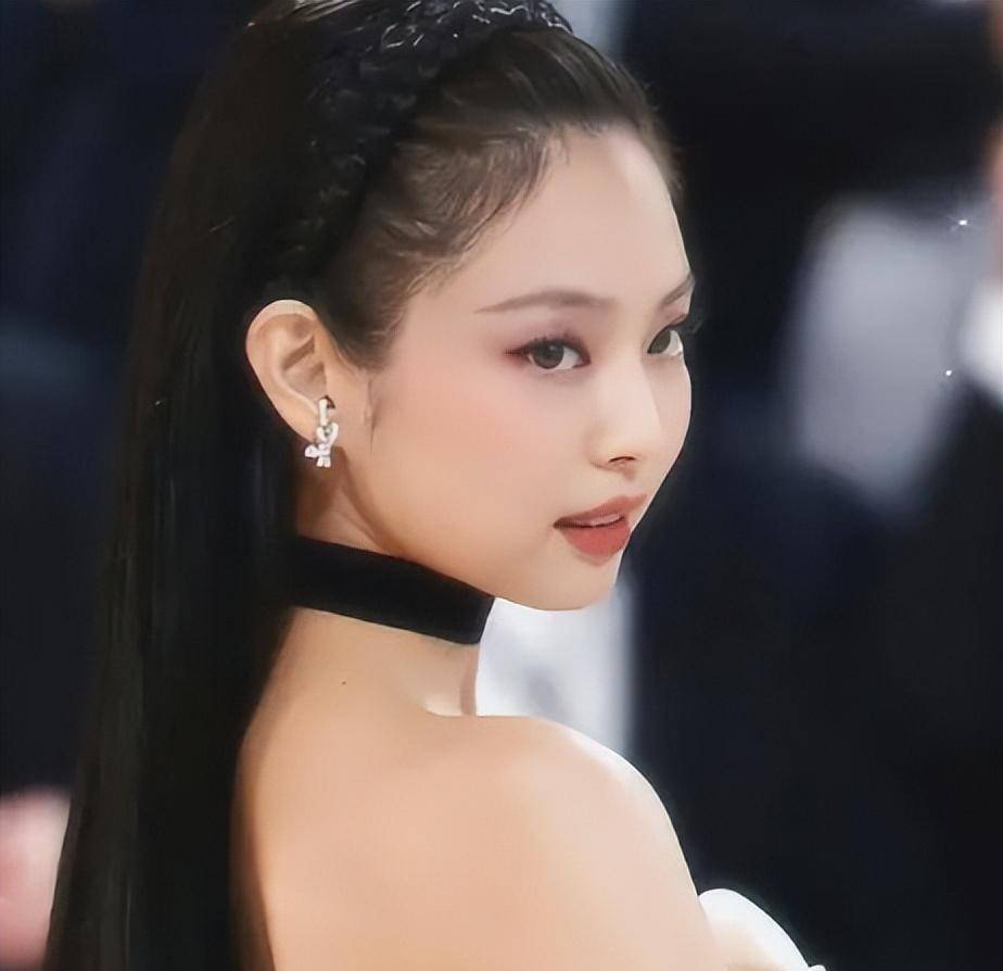 jennie最近陪同组合blackpink进行了世界巡演,这次他们又一次出现在了