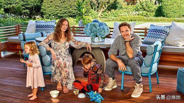 印迪欧是个天才音乐家,在乐队里弹吉他和唱歌,小唐尼一直说他为大儿子