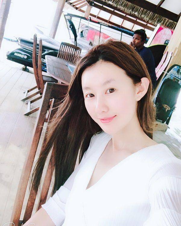王宝强女友冯清容貌大变,发福后显老态,还完钱现身公司红光满面_化妆