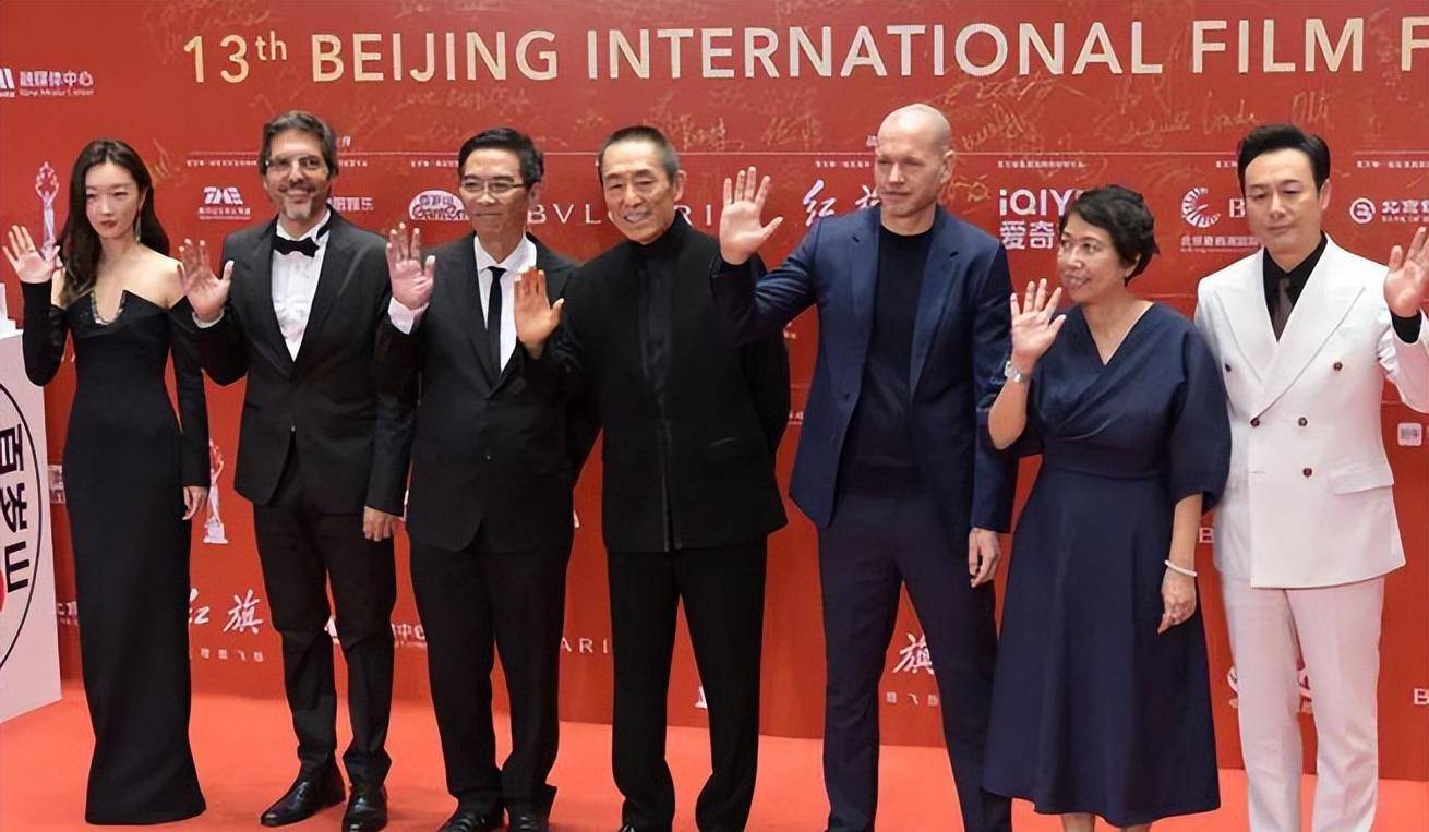 在视频中我们可以看到的是周冬雨走在前列身后跟着张艺谋,关锦鹏