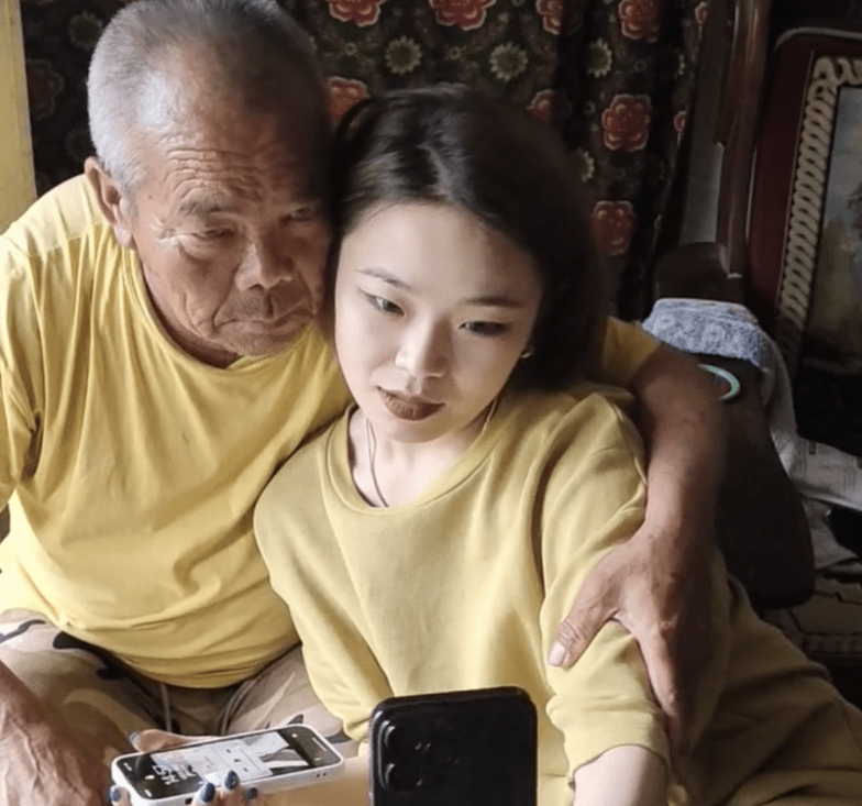 拉馋大爷和美女拍摄视频 美女长相甜美身材好_18183网红站