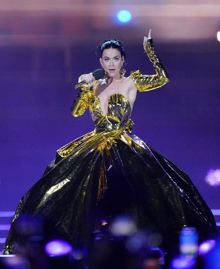 凯蒂-佩里(katy perry)在英国国王加冕音乐会上演唱 金光灿烂_获奖_水