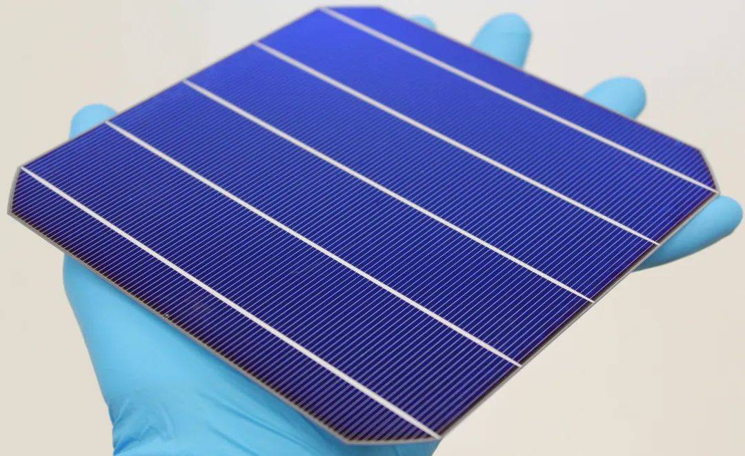 传统tco薄膜的红外反射率高,限制了以它作为透明电极的太阳电池对长