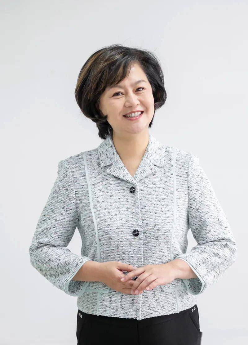 "小朋友们晚上好,我是你们的鞠萍姐姐,在今天的《七巧板》节目里,我为