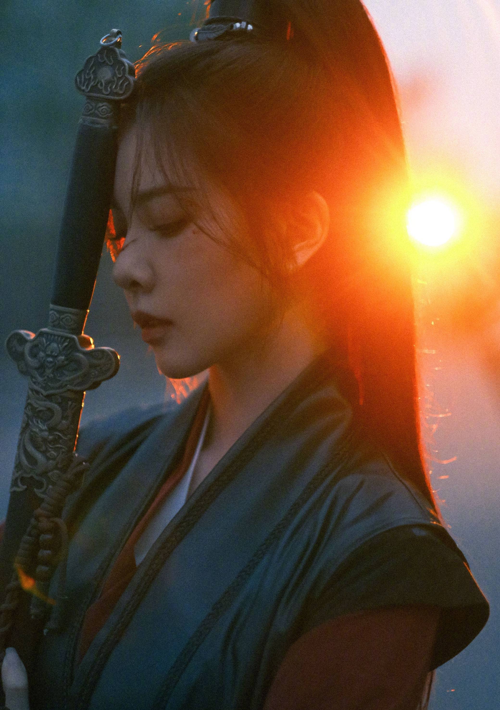 宋妍霏女侠范酷飒霸气写真,一身黑色西装搭配皮裤,帅气十足.