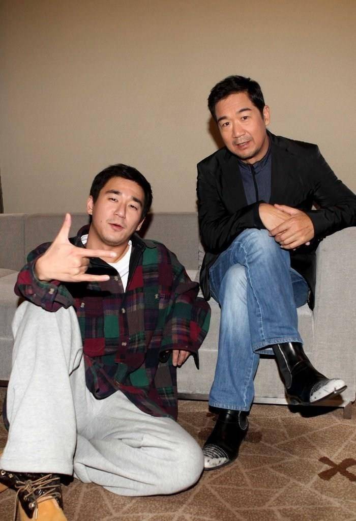 其实刚分手时,张默还是跟着罗秀春生活的,因为那时张国立要去北京发展