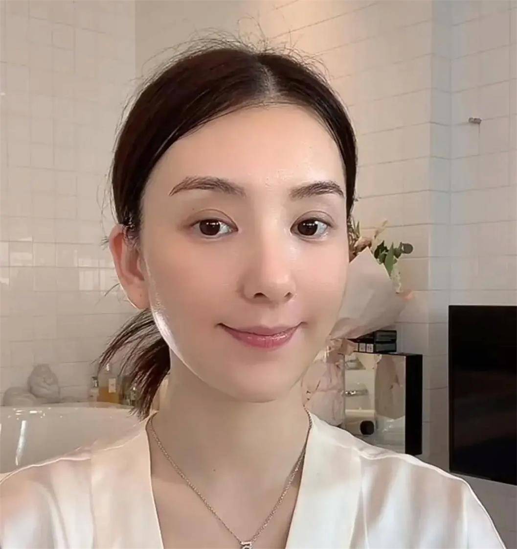 郭富城娇妻晒逛街美照,形象清纯似少女,身材火辣惹人爱,太惊艳_方媛