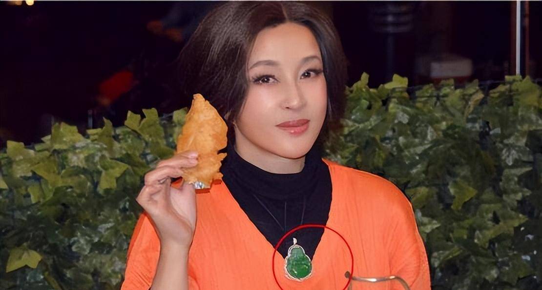 "最败家"的5位女星:翡翠收藏过百亿,上亿豪宅随便买,太吓人_刘晓庆