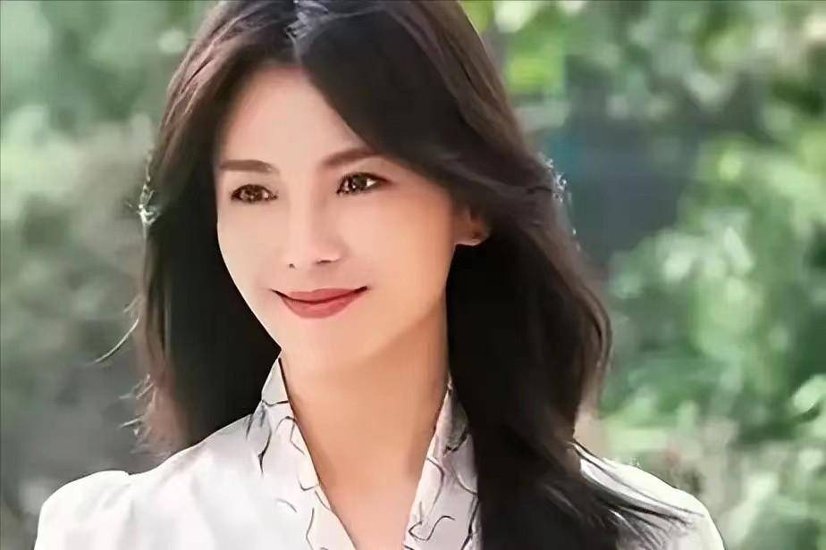 所以同样道理,当网友发现有哪位女明星疑似"换脸"后,操心吃瓜的同时