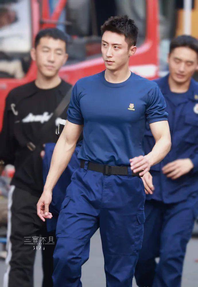 黄景瑜新片穿消防员制服化身"蓝朋友",什么都挡不住他的帅气_身材