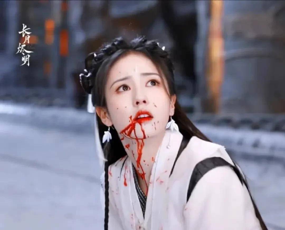 叶夕雾往澹台烬胸口打那六个灭魂钉,之后两个人前后脚吐血,两边助手不