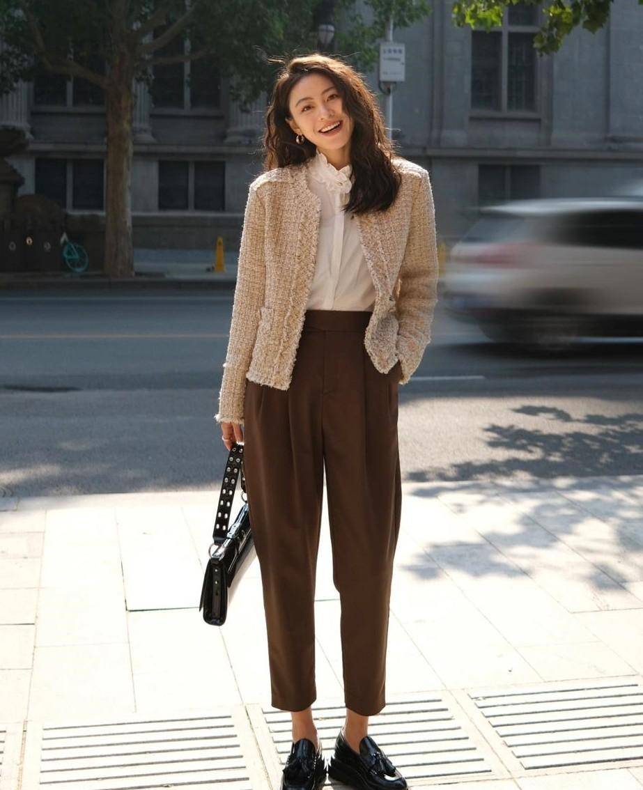 4)风衣早春当然少不了风衣外套,兼顾实用性和时尚感,搭配锥形裤轻松穿