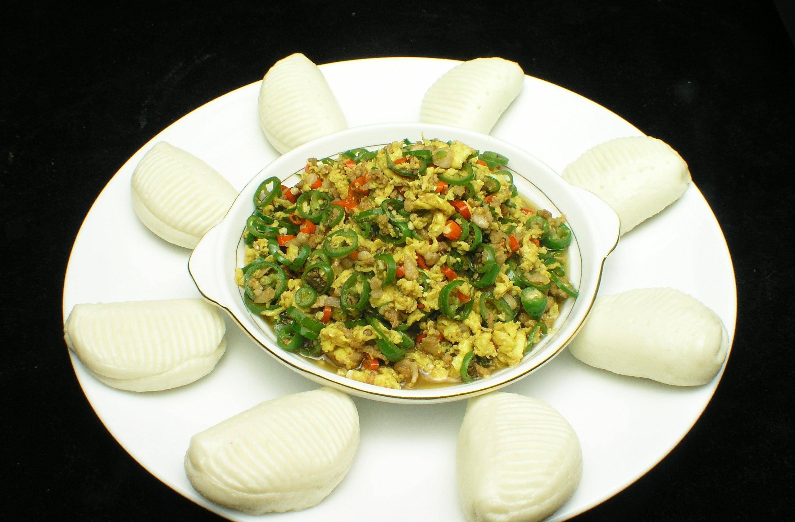 杭椒肉碎鸡蛋卷饼主料:面粉120克,菠菜120毫升,水150毫升,鸡蛋3个