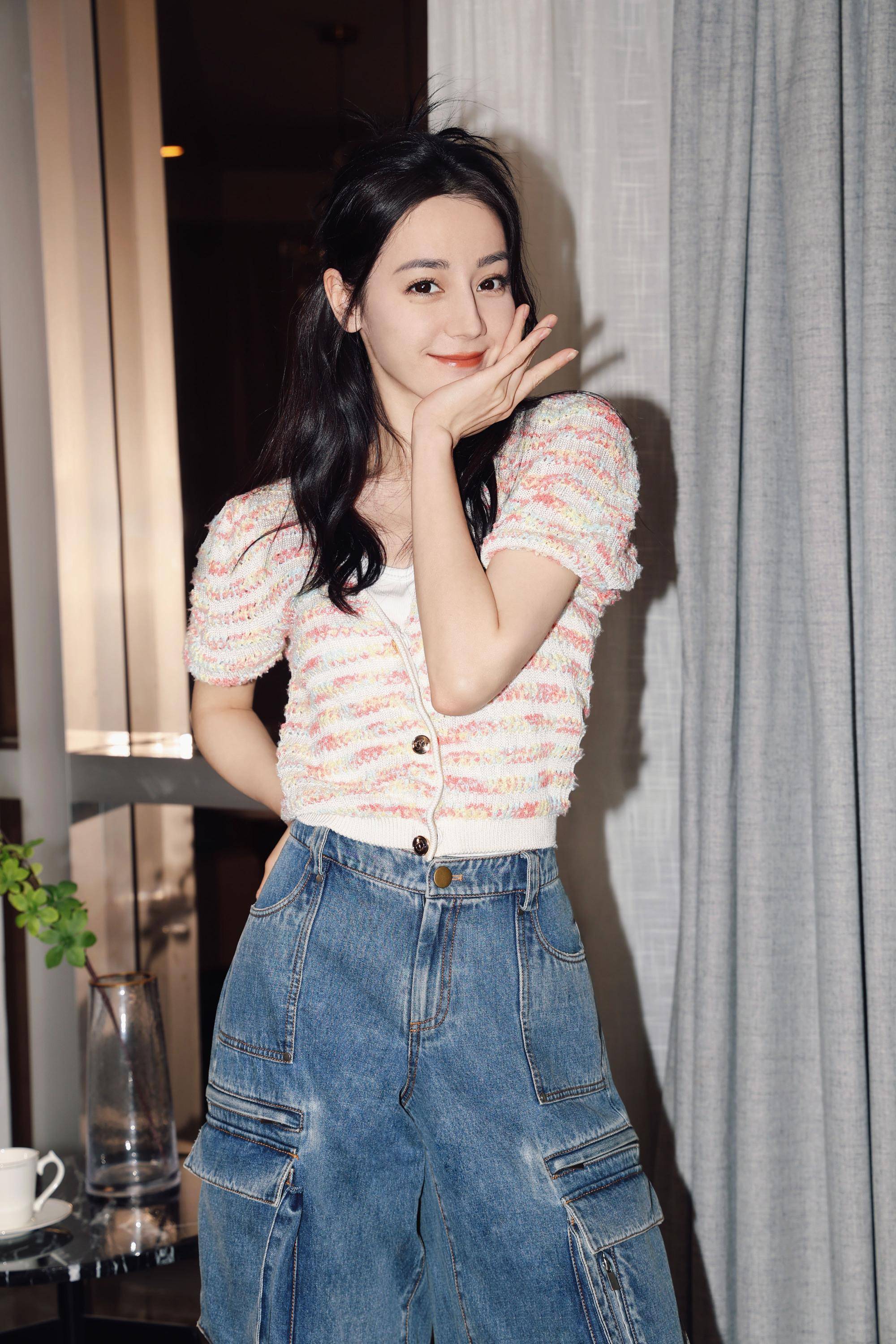 迪丽热巴五一假日穿搭造型,条纹针织工装牛仔,清新时尚甜美可人_个性