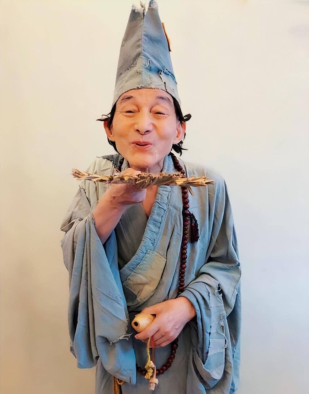 "活佛"济公游本昌,遇离奇事件皈依佛门,90岁令世界刮目相看!