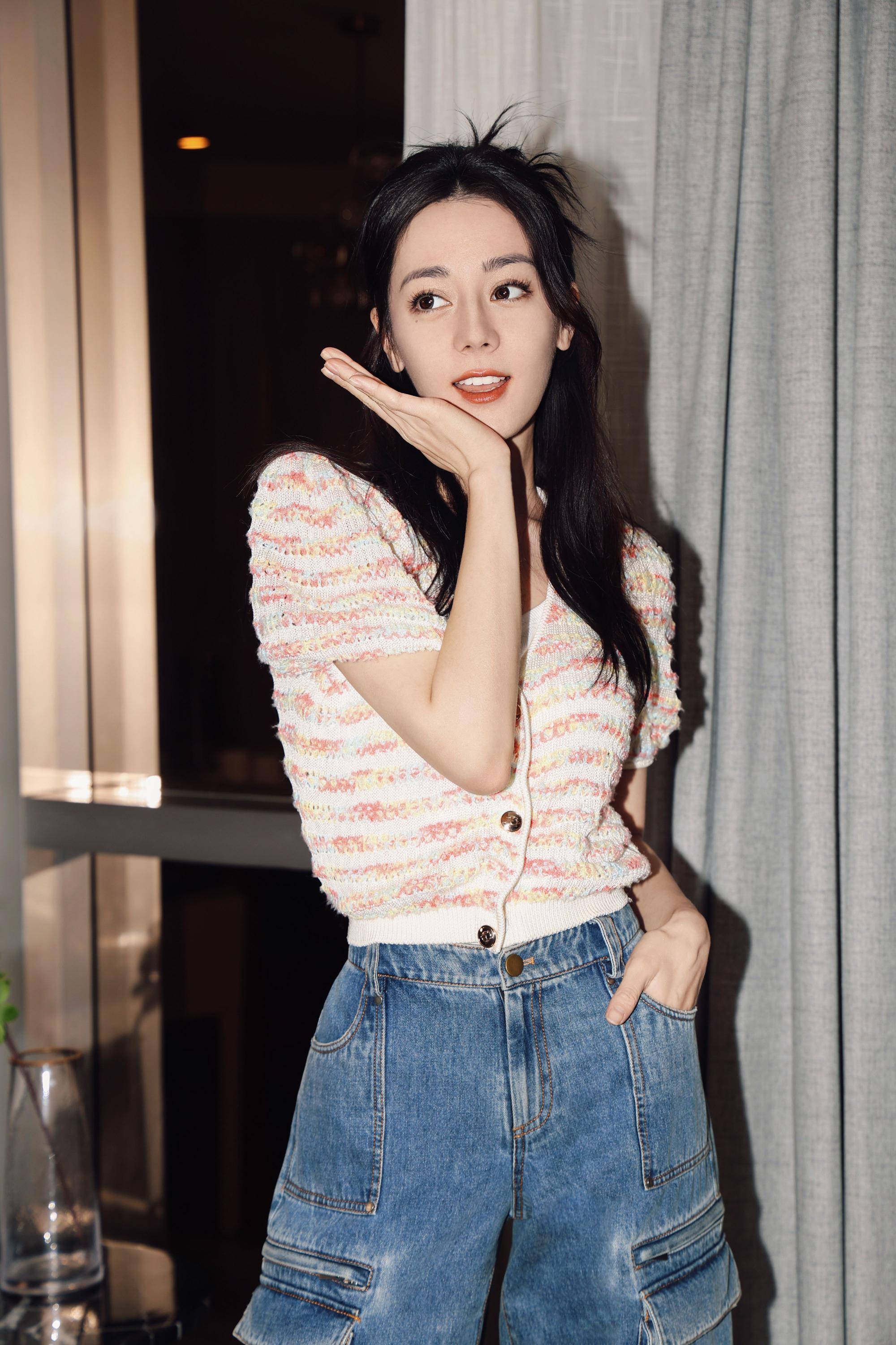 迪丽热巴五一假日穿搭造型,条纹针织工装牛仔,清新时尚甜美可人_个性