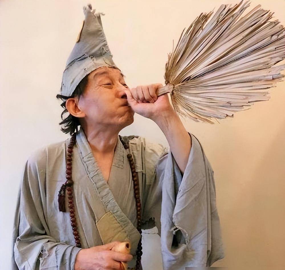 "活佛"济公游本昌,遇离奇事件皈依佛门,90岁令世界刮目相看!