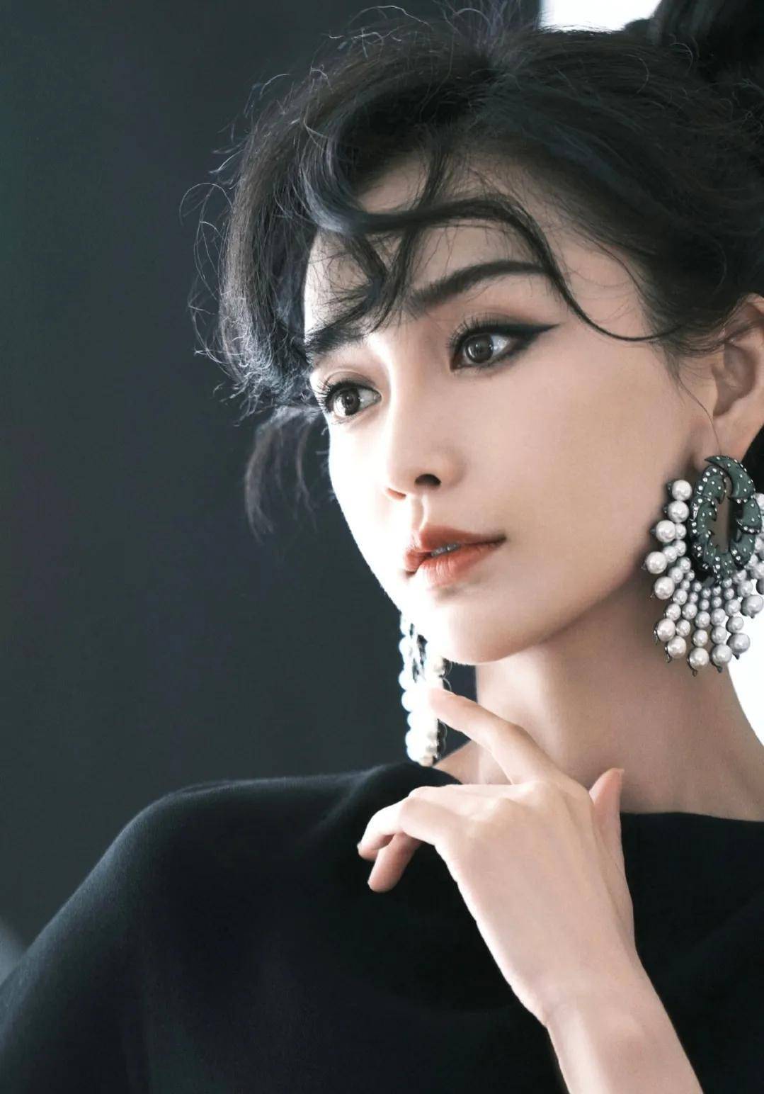 angelababy 杨颖全新大片,神秘感十足,蝴蝶骨上演炙热风情_造型_女