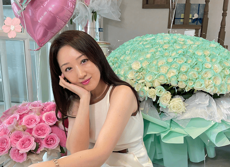杨钰莹:玩浪漫,52岁生日趴上收到999朵碎冰蓝玫瑰花特大号花束_礼物