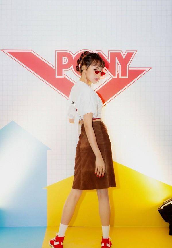 焦恩俊27岁女儿大晒自拍照,穿连体泳装火辣妖娆,秀长腿视角无敌