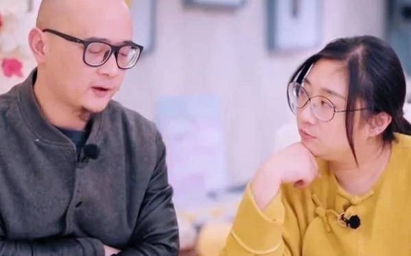 睡满是老鼠的仓库,吃同学嚼完的泡泡糖,傅首尔的童年你想不到_生活