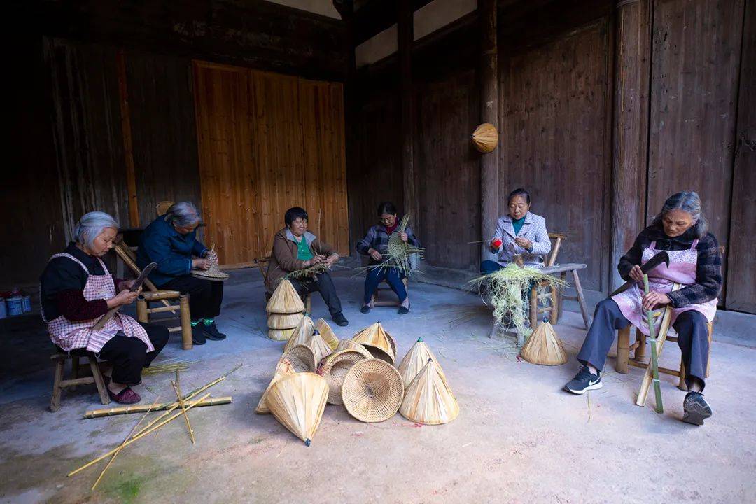 广丰:手工编斗笠 非遗代代传_桐畈镇_上饶市_文化