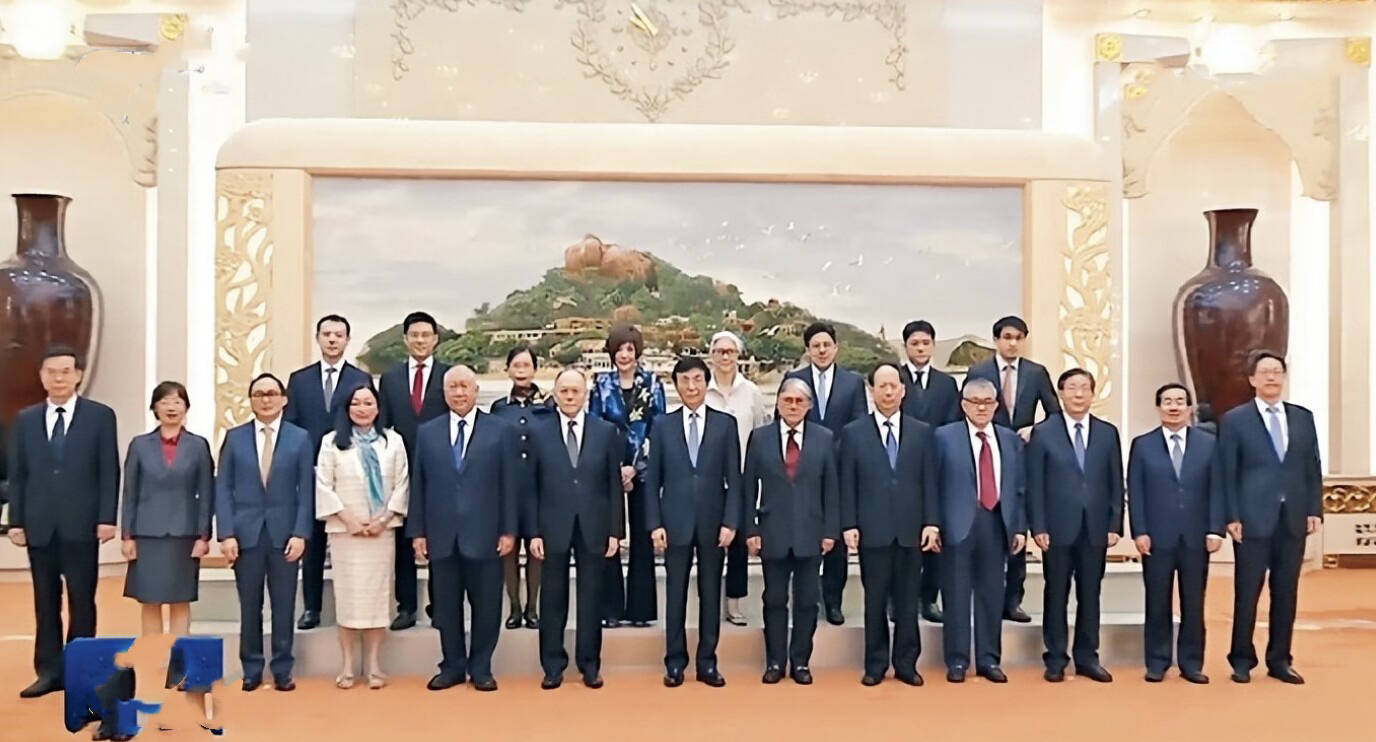 霍英东家族合照曝光,大房长子次子站中间,女儿及二房儿子站边上