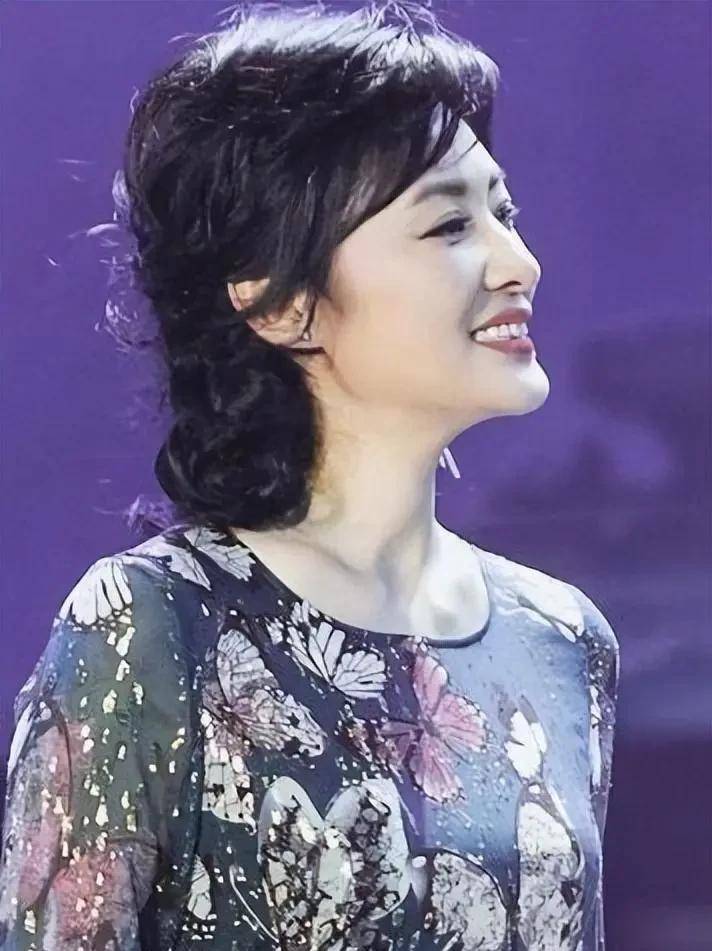 54岁周涛近照曝光,穿旗袍配灰色外套气质端庄优雅,弯腰送道具_董卿