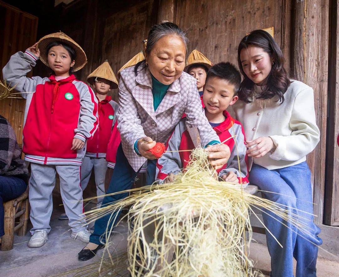 广丰:手工编斗笠 非遗代代传_桐畈镇_上饶市_文化