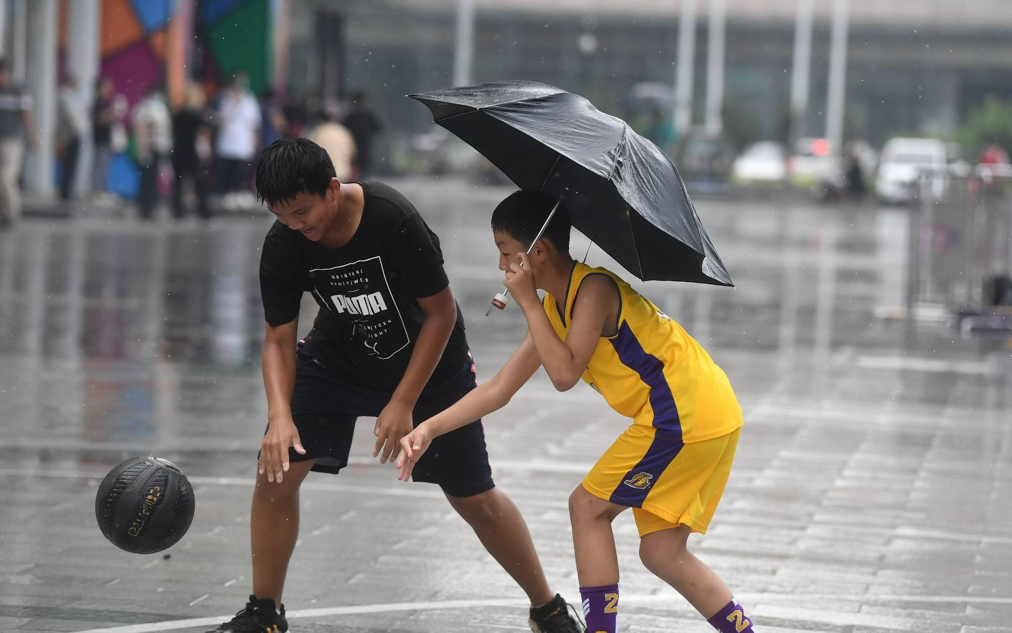 篮球小姐姐下雨图片