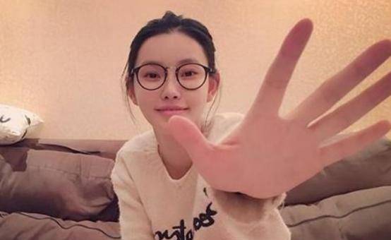 她在其中饰演石一坚的女儿阿彩,虽然她所演绎的只是一个小角色,但是要