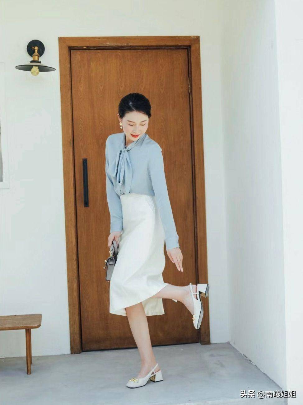 这才是45岁女人春夏该有的打扮:膝下裙 低跟鞋,优雅又迷人
