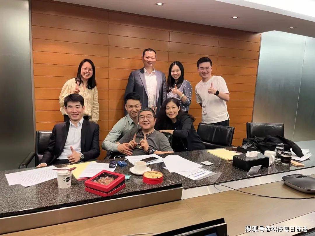 从徐雷的朋友圈能看到,京东的权利交接,没有一般上市公司那样严肃,剑