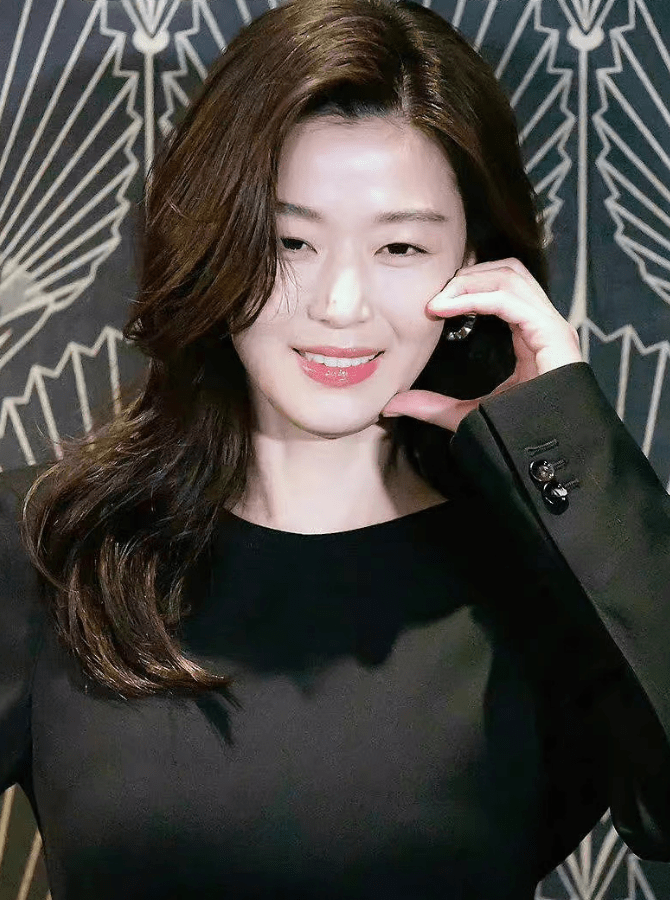 在妆容上,全智贤也是放弃了韩国最近很流行的水光肌,特地采用了雾面感