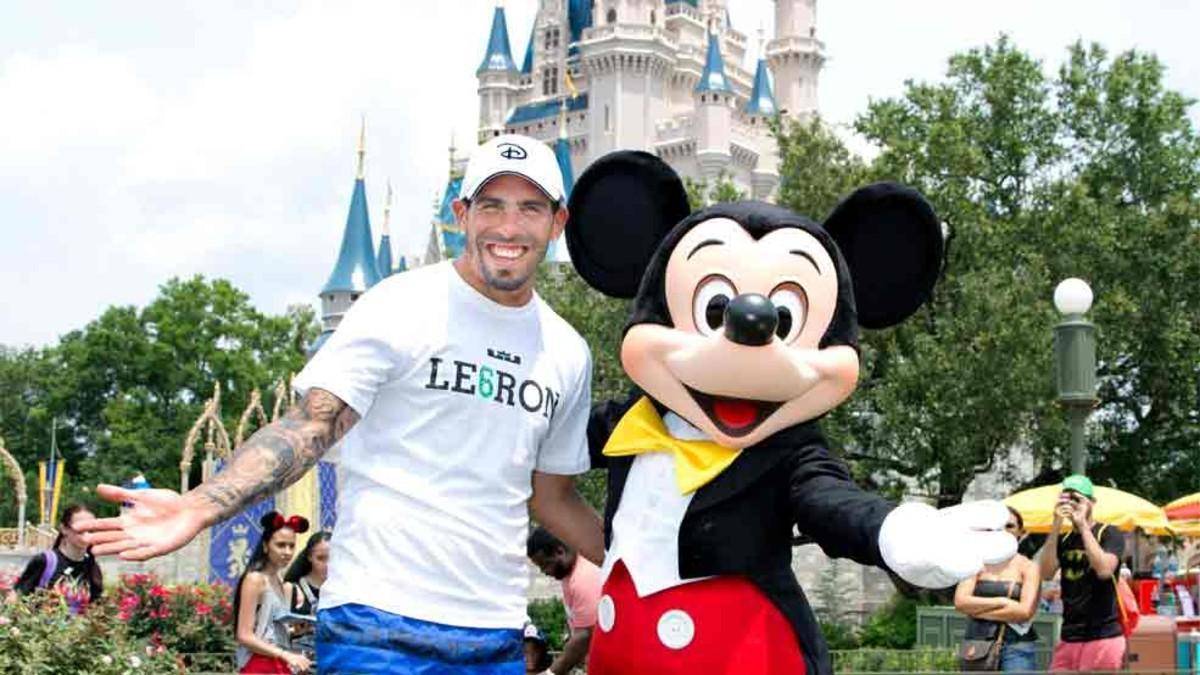 在媒体上,也经常看到特维斯带着一大家子人去迪士尼公园旅游的照片.