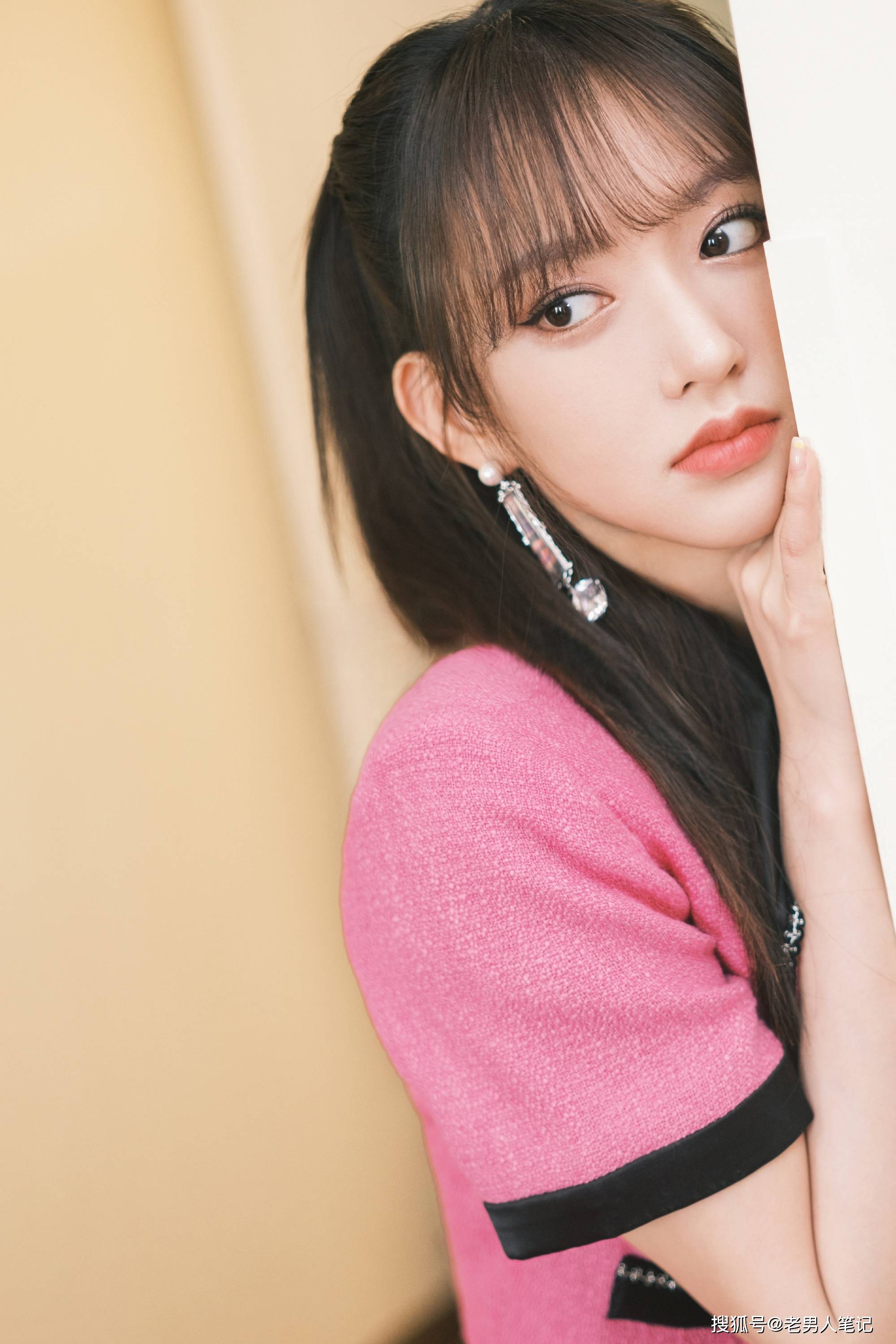 程潇小香风穿搭上线,高扎马尾粉色西装,又温柔又甜美_造型_一身_职场