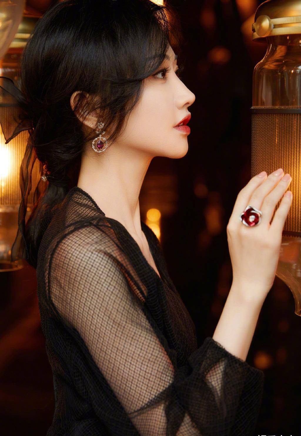 景甜亮相dior上海大秀,黑纱百花刺绣礼服,优雅中又带着复古时尚_美得