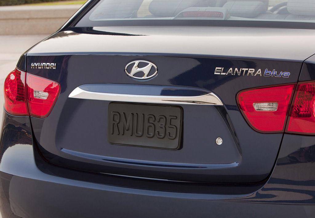 在车尾设计方面,2023款现代伊兰特elantra采用了大众辉腾,辉昂的做法