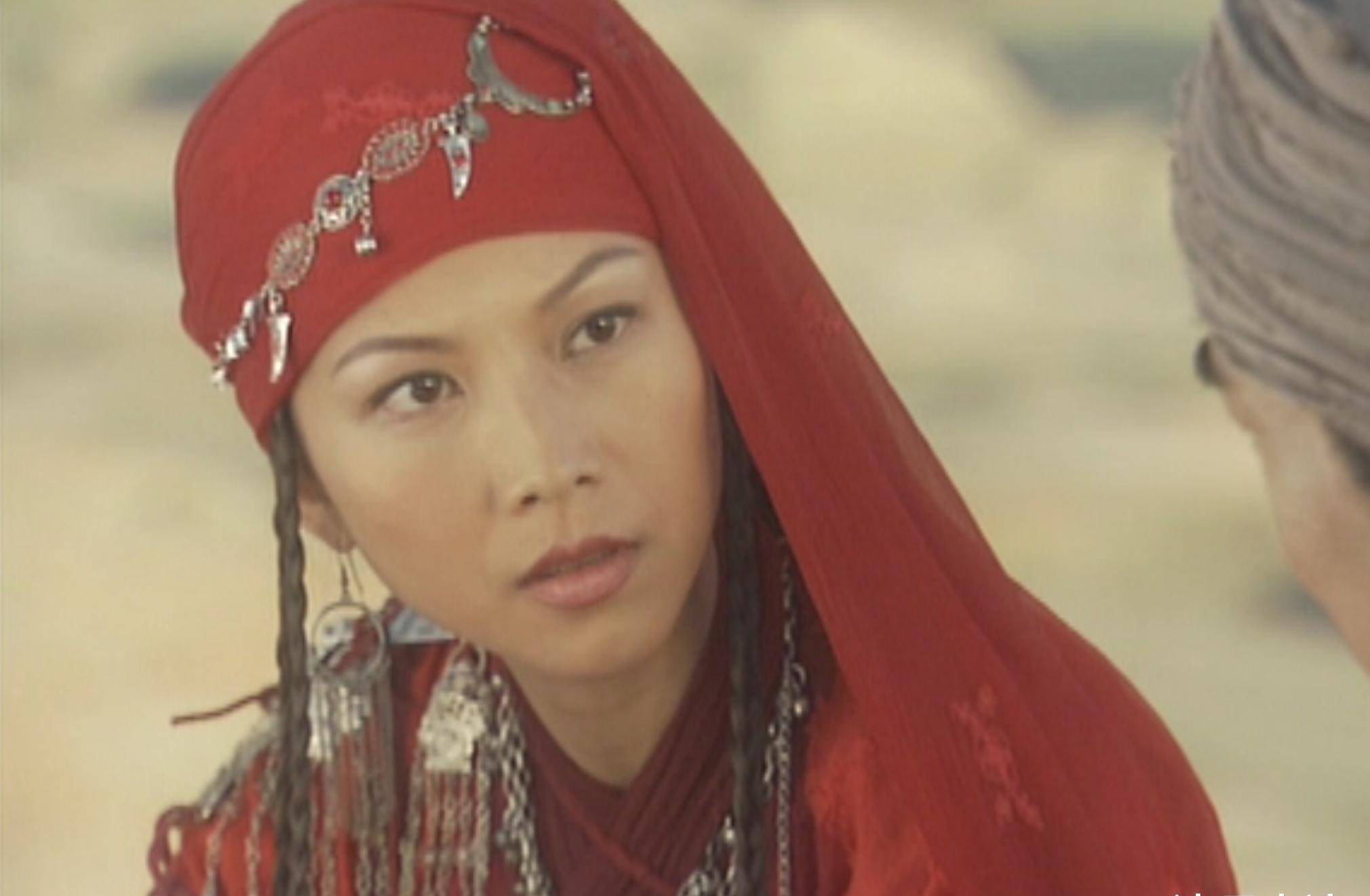 《水月洞天》时期蔡少芬的面部就已显出疲态,更遑论2006年的《七剑下