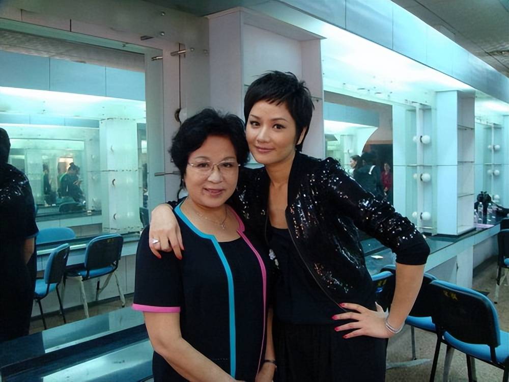 瞿颖的母亲丁家珍:女儿52岁仍未婚单身,让她纠结心痛_瞿亚利_湖南省