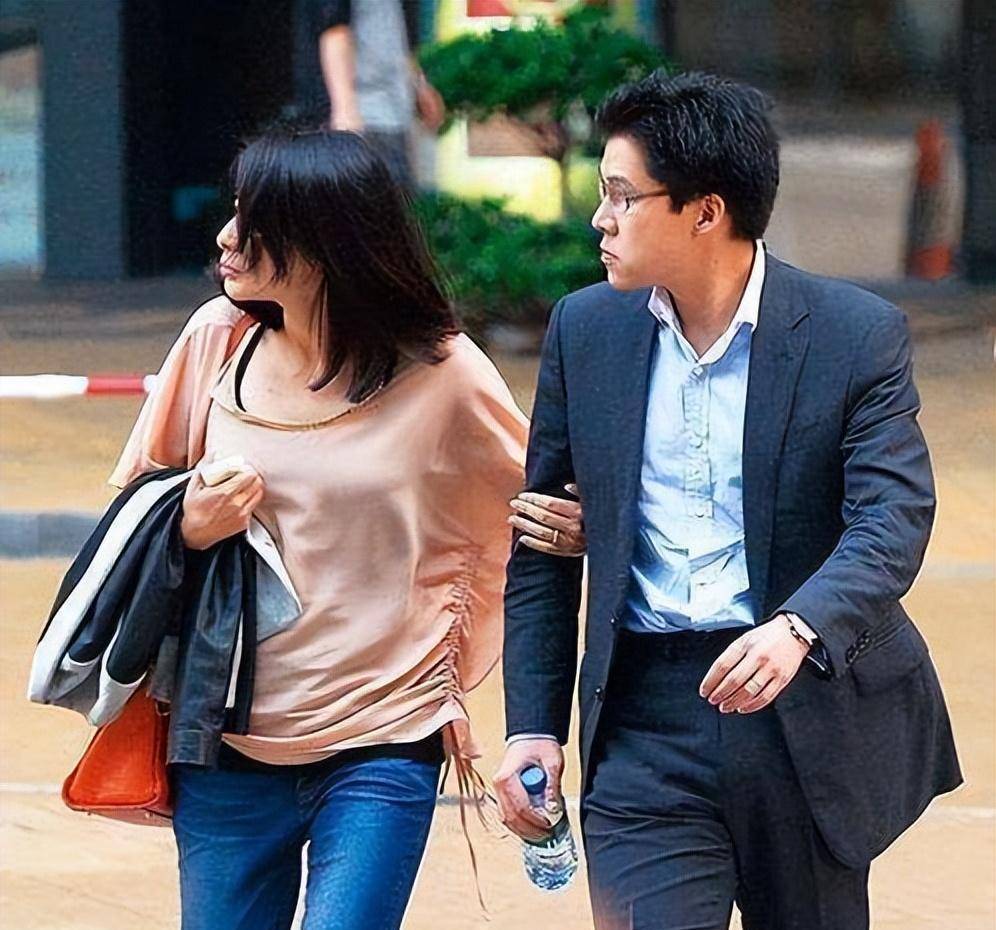 后来郭晶晶学成归来,这才答应了霍启刚的求婚,两人八年的恋爱长跑这才