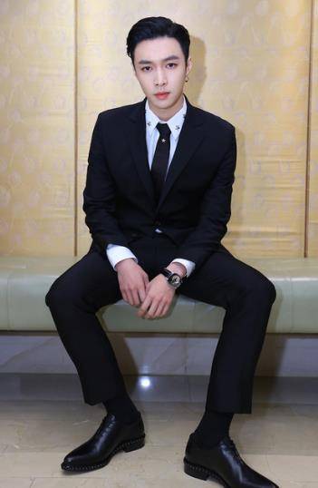 张艺兴鹿晗被认为是中国第一批顶尖演员之一,刚回来发展时,就传出天价