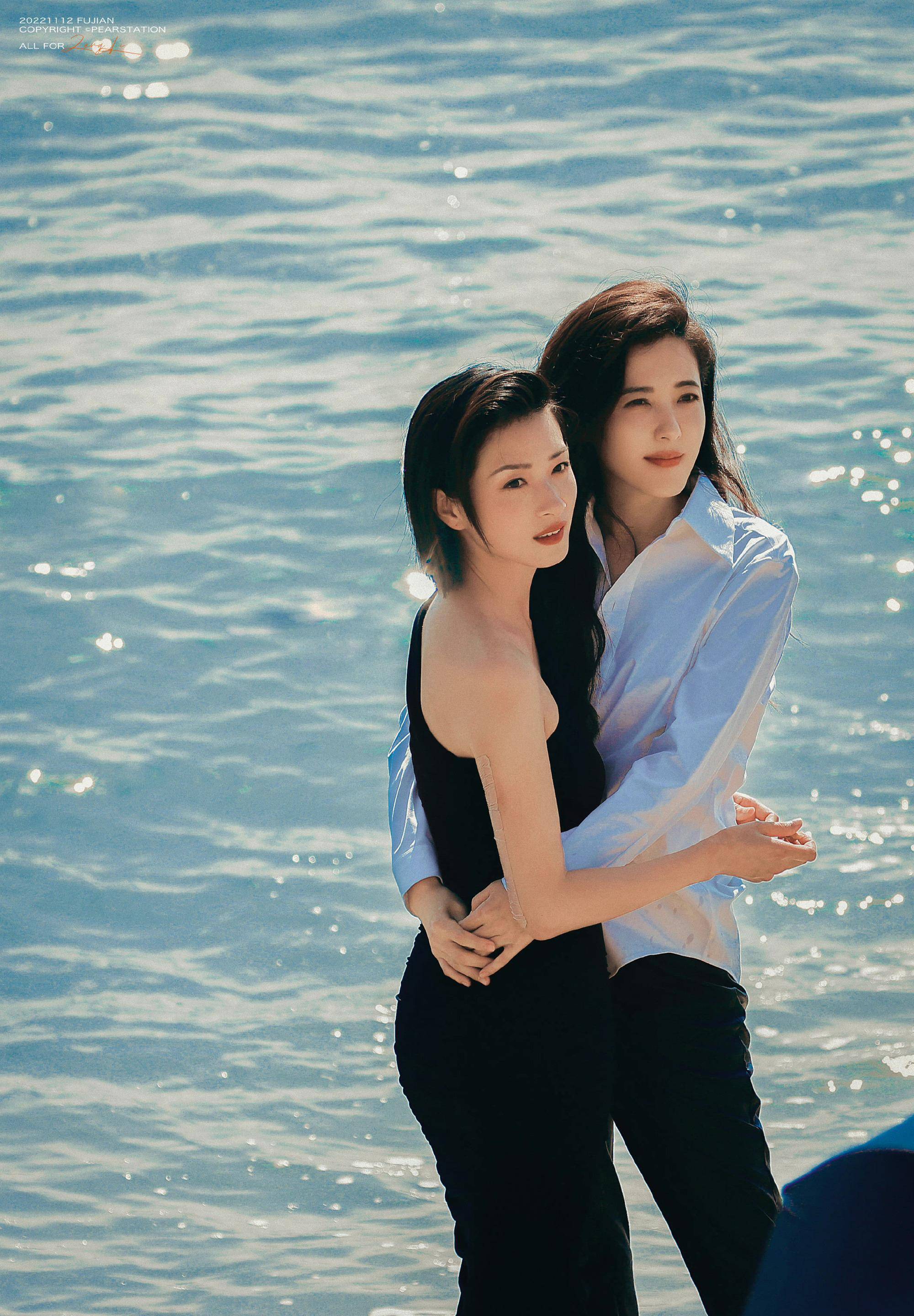 47岁曾黎与41岁万茜罕见同框,1个风情万种1个精致大方,氛围绝了_好